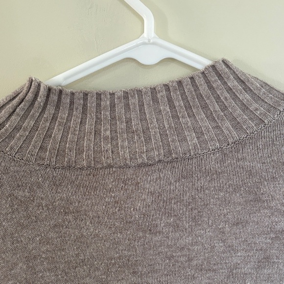 Cozy Tan Knit Sweater size Large - Picture 9 of 10